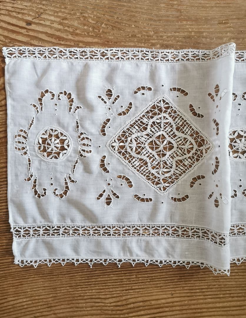 アンティーク 蜜蜂と蓮と葉のオープンカットワーク ボビンレースとろみリネンパネル