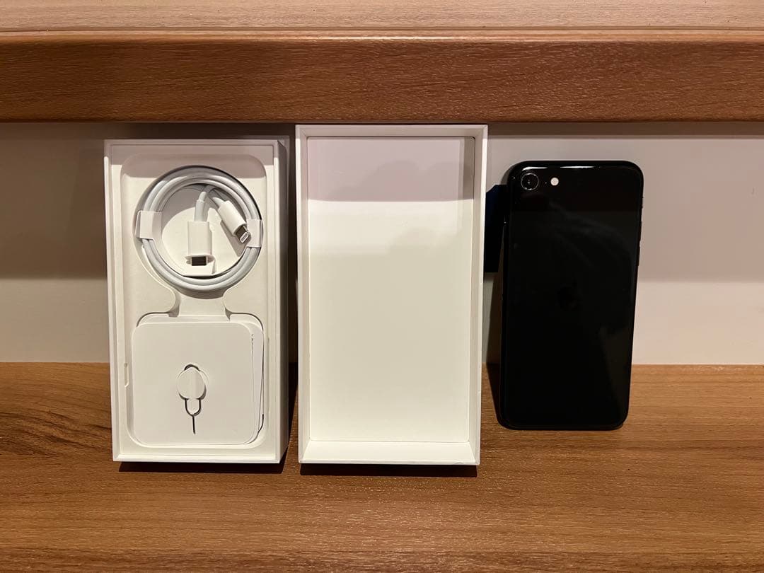 iPhone SE 第二世代　本体　黒　64GB