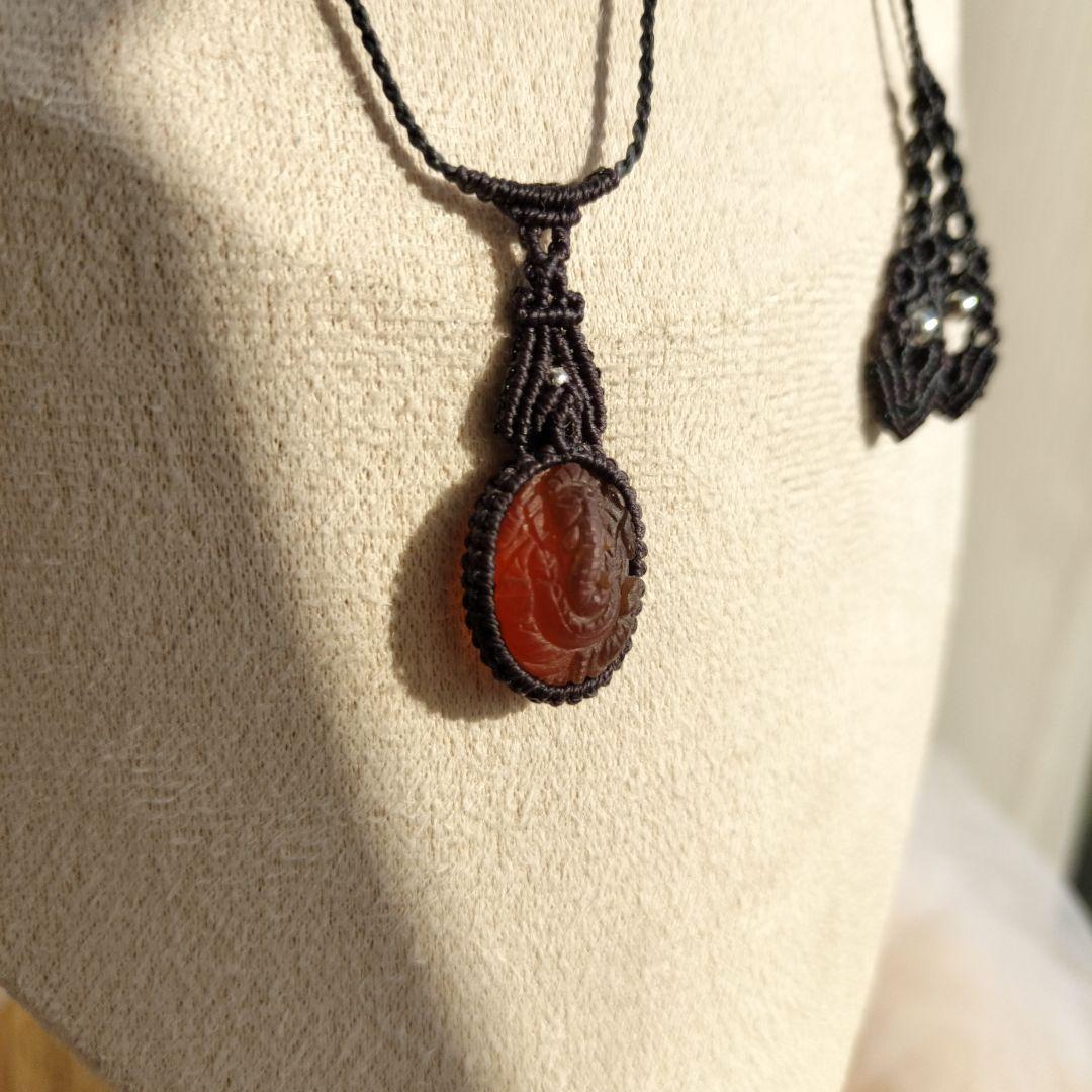 ヘソナイトガーネット　ガネーシャ彫りマクラメ編みネックレス