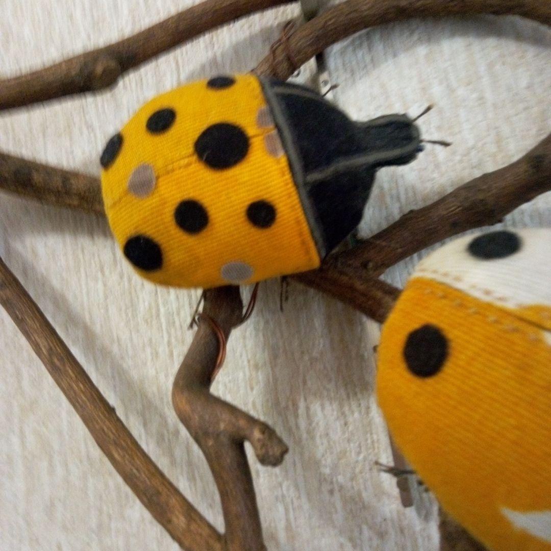 藤の木を葉っぱに、てんとうむし