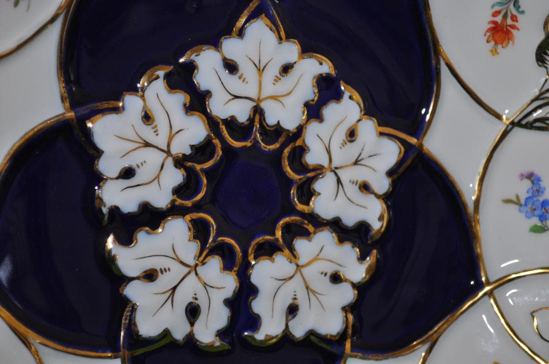 【マイセン】葡萄の蔓と葉金彩１０種の小花ホワイト＆コバルトキャビネットプレート