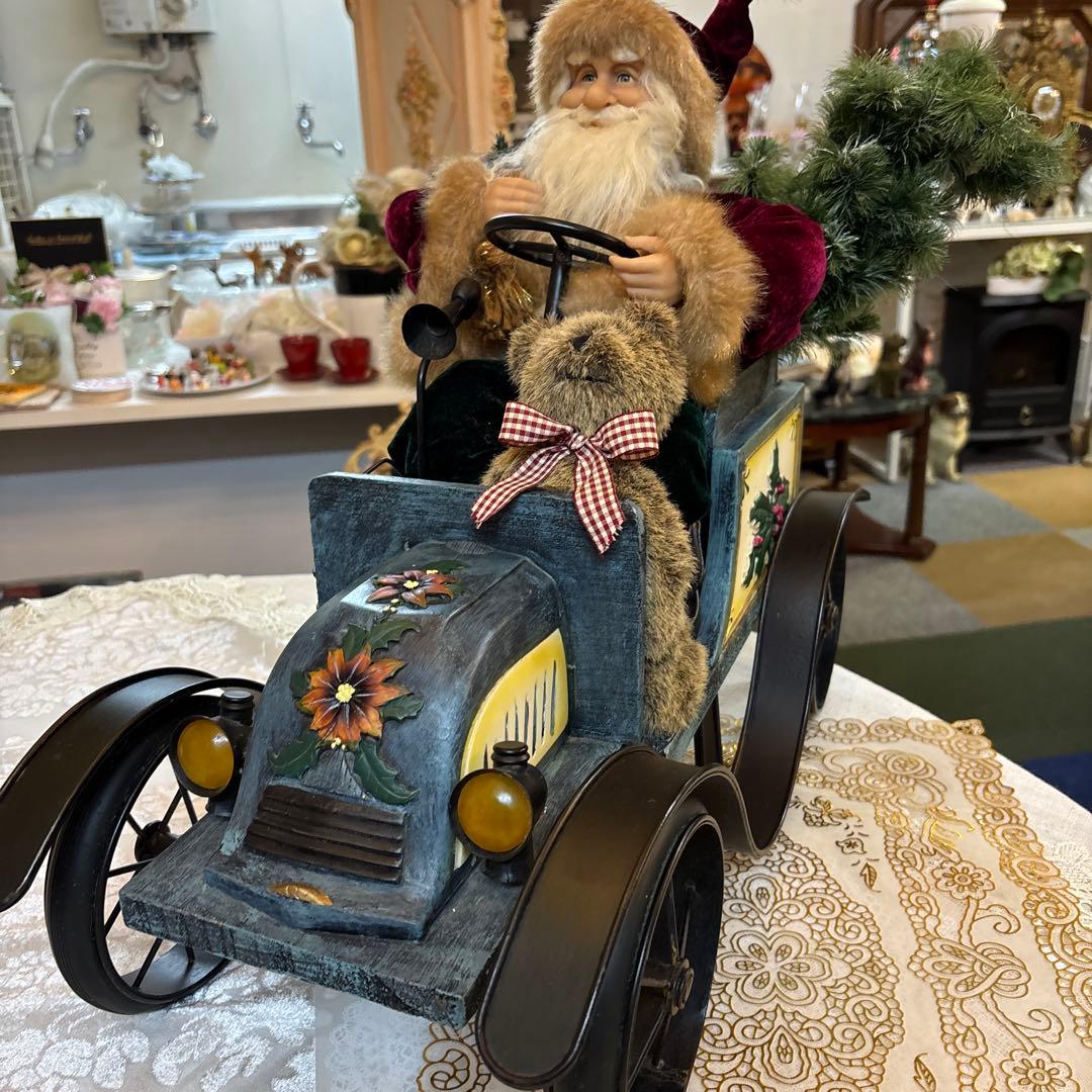 自動車に乗ったサンタさん