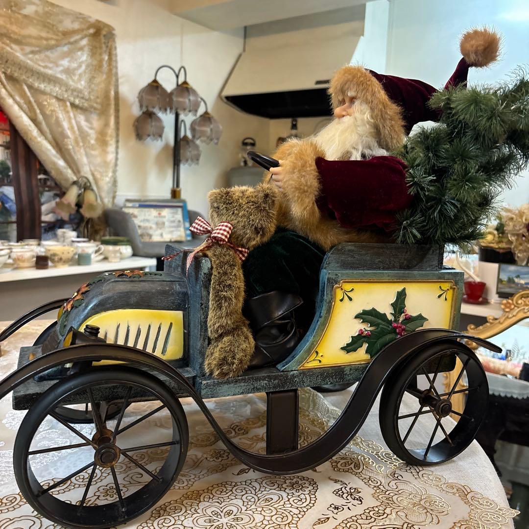 自動車に乗ったサンタさん