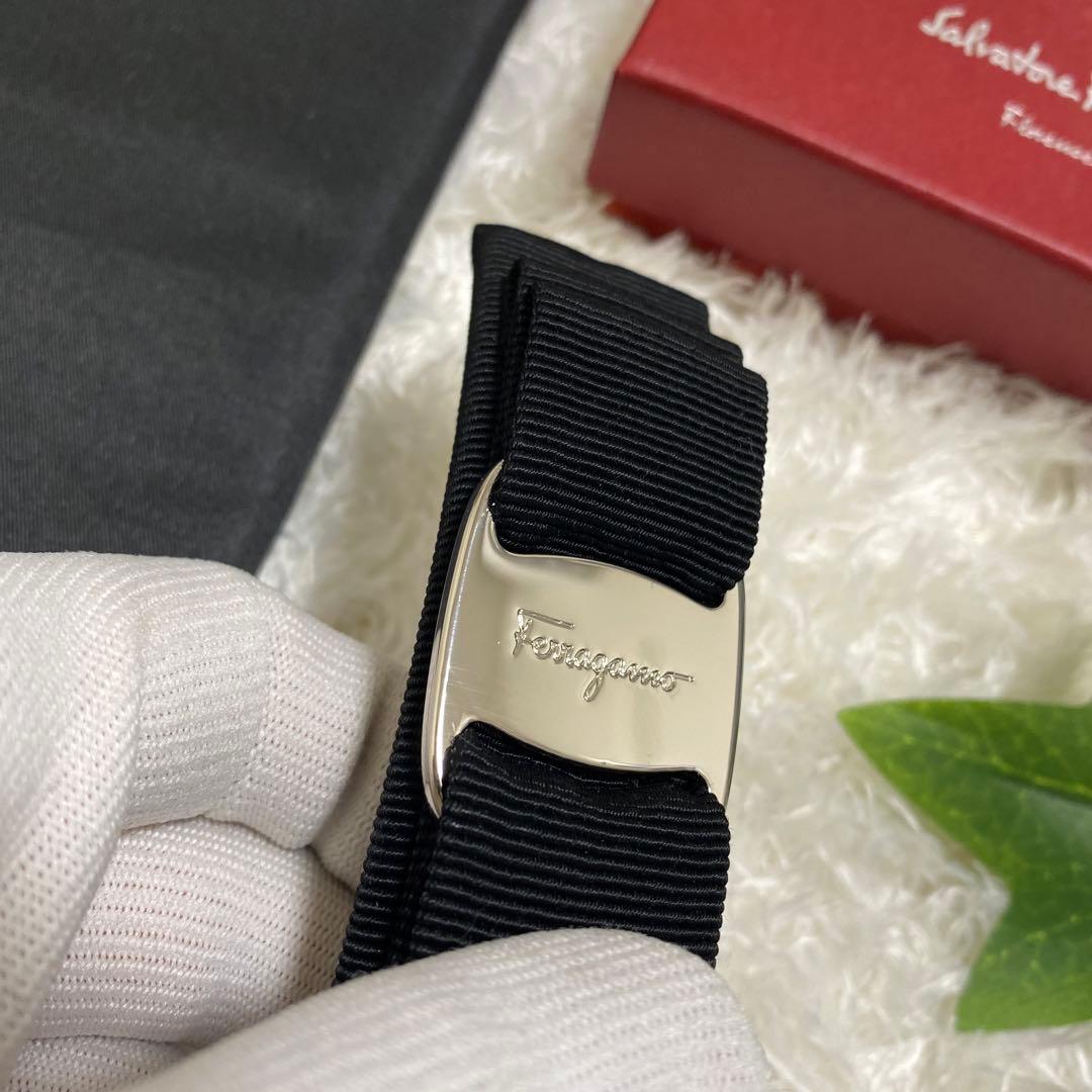 フェラガモ　バレッタ　シルバー　金具　お洒落　小物　箱付き