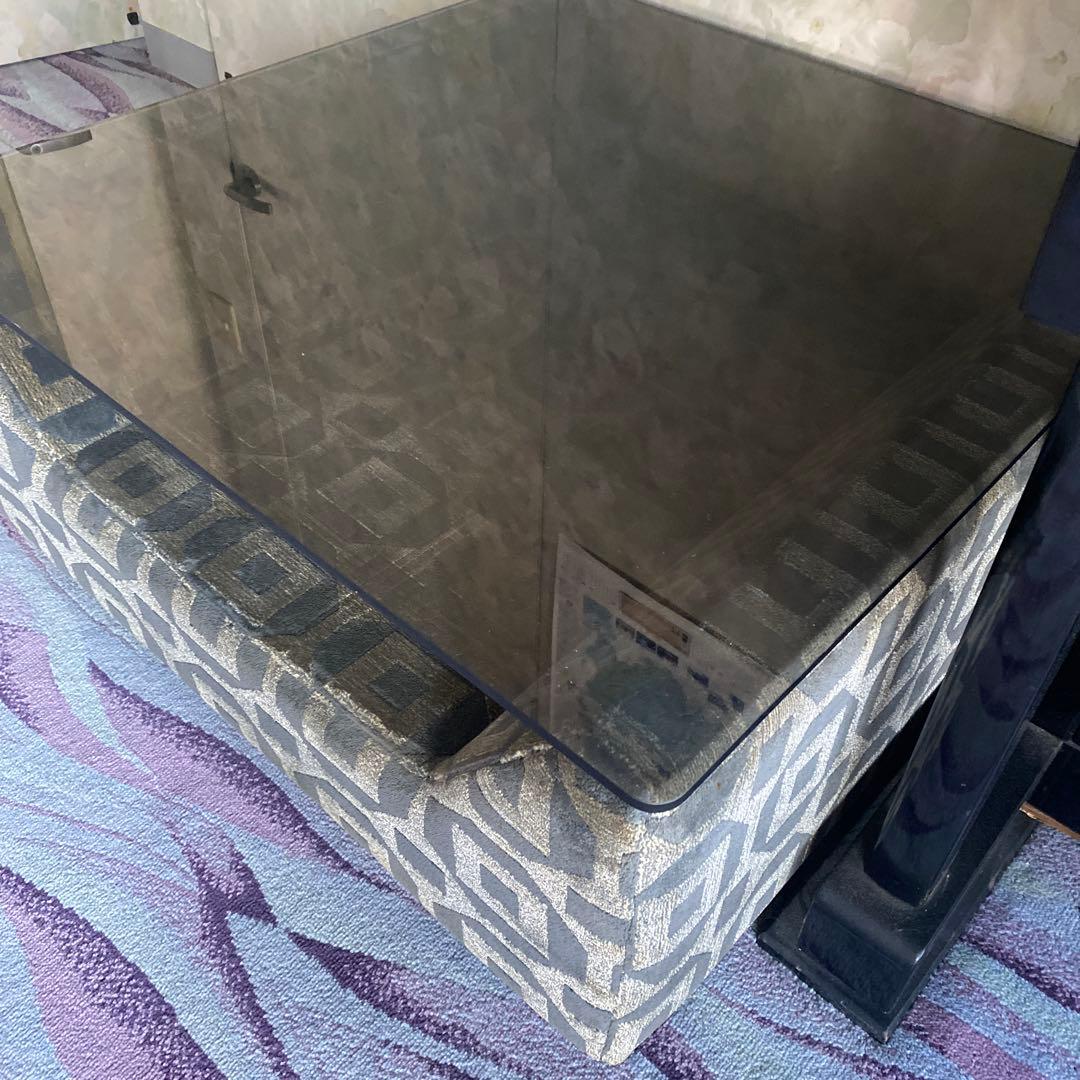 ガラス天板の幾何学模様コーヒーテーブル