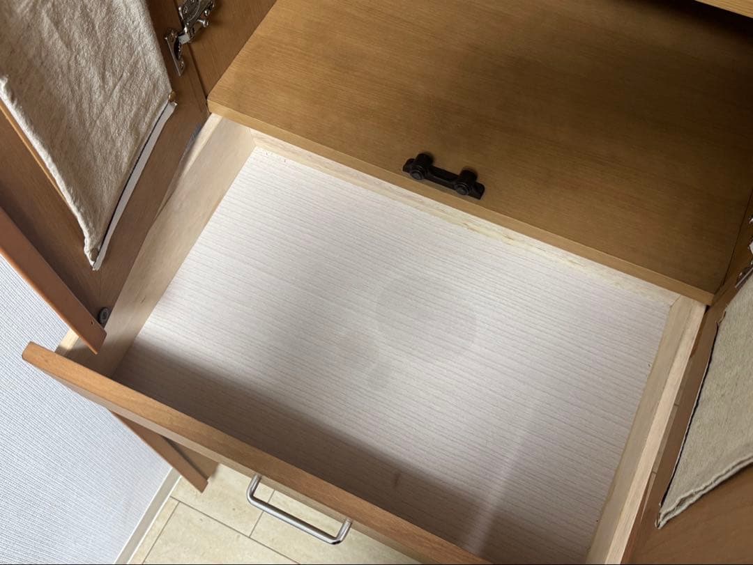 木製ガラス扉付き収納キャビネット　食器棚