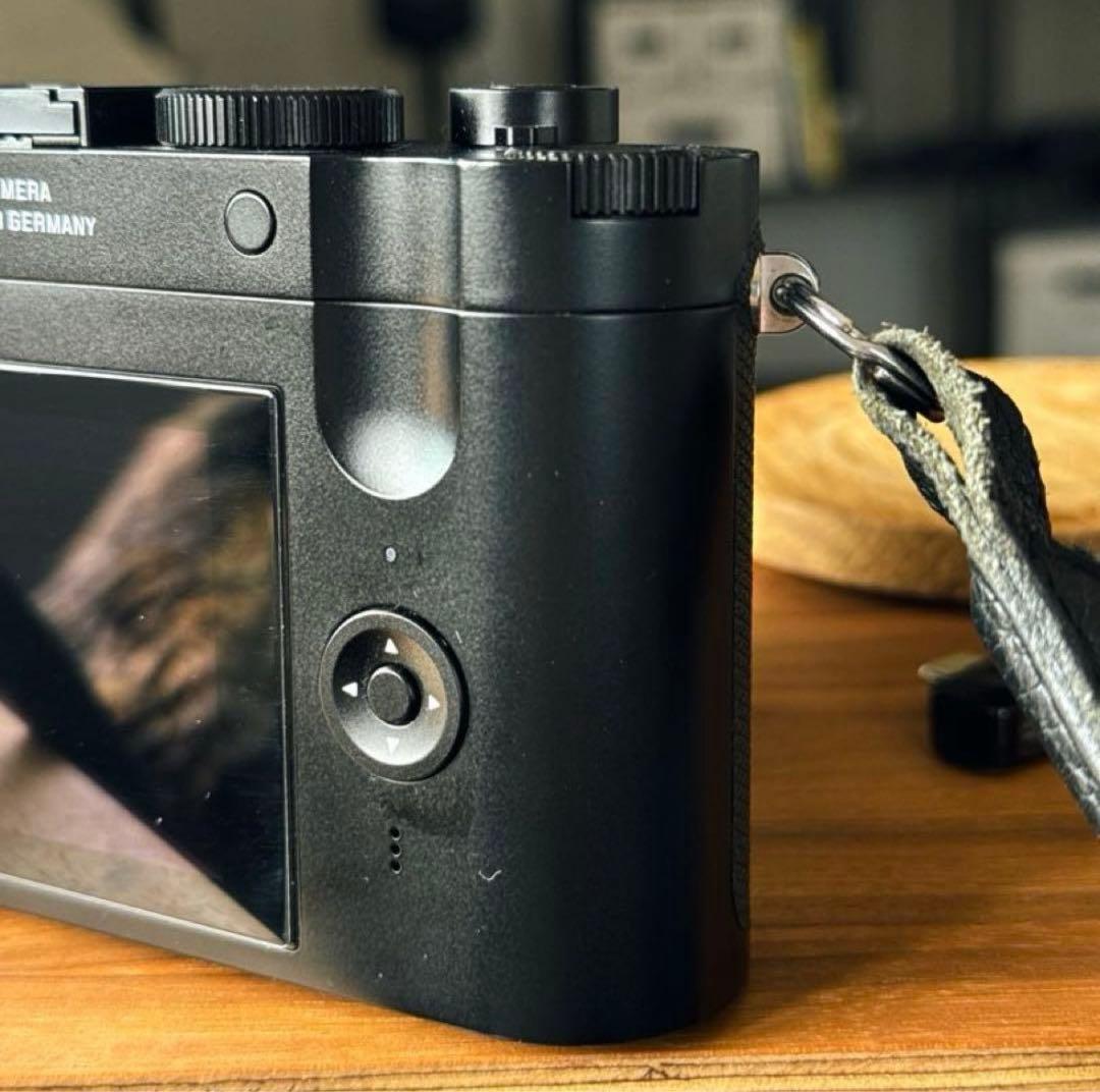 Leica Q2 アルティザン&アーティス レザーカメラケース とサムグリップ有
