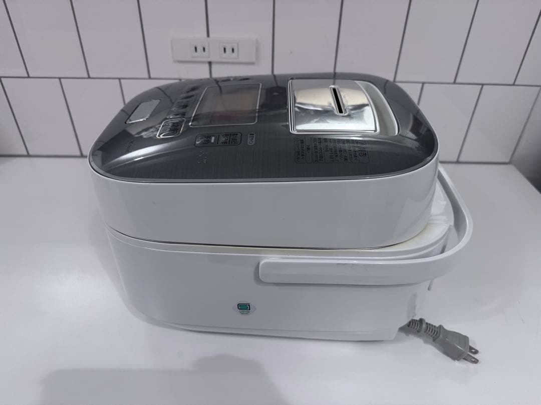 【リサ】東芝　RC-10VXL 真空圧力IHジャー炊飯器、5.5合炊き