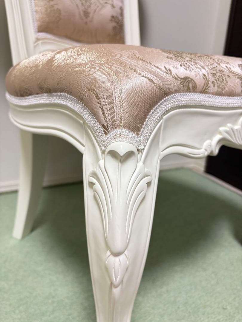 4.クラシック ホワイト ダイニングチェア　美品　4脚持っています。