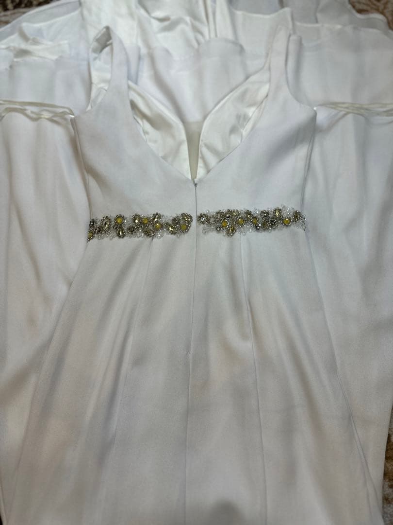 ホワイト Vネック フィット＆フレアドレス