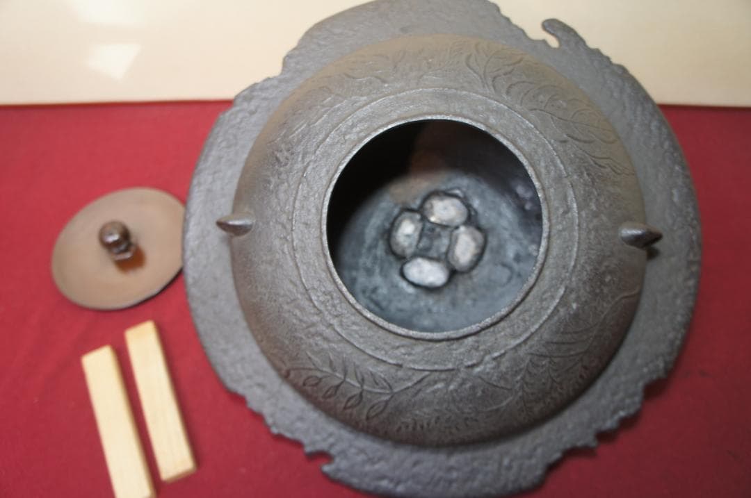 ☆美品 あじろ鉄 焼抜き大型平蜘蛛釜 蔦地紋 透木釜 透木 送料込み