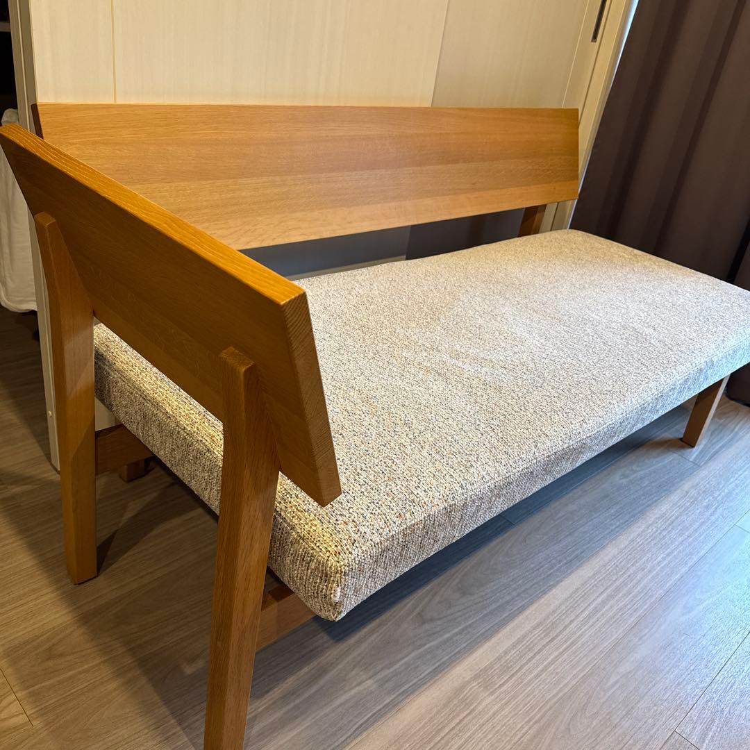 木製ベンチ ベージュ系 布地とテーブル