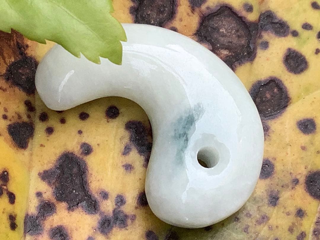 青緑入り✳小滝産原石切出し極上品質　本物の糸魚川翡翠勾玉　機械鑑定付の極上物を‼️