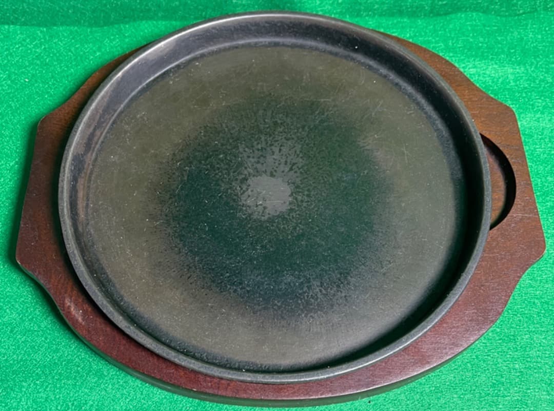 鉄ステーキ皿22cm（丸型) 鉄板３２枚、木板３９枚