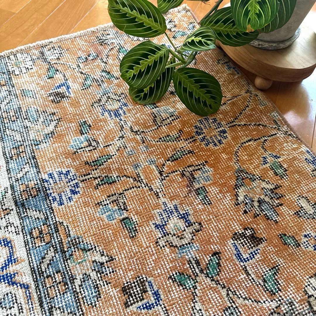 56×120ペールオレンジ　青い花　ボタニカル　トルコヴィンテージラグ