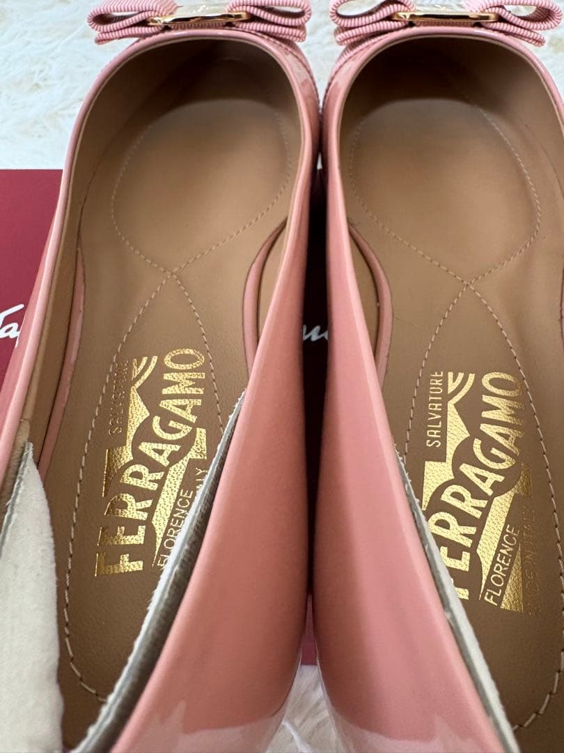 フェラガモ ヴァラリボン エナメル フラット パンプス YW 16286 箱付き