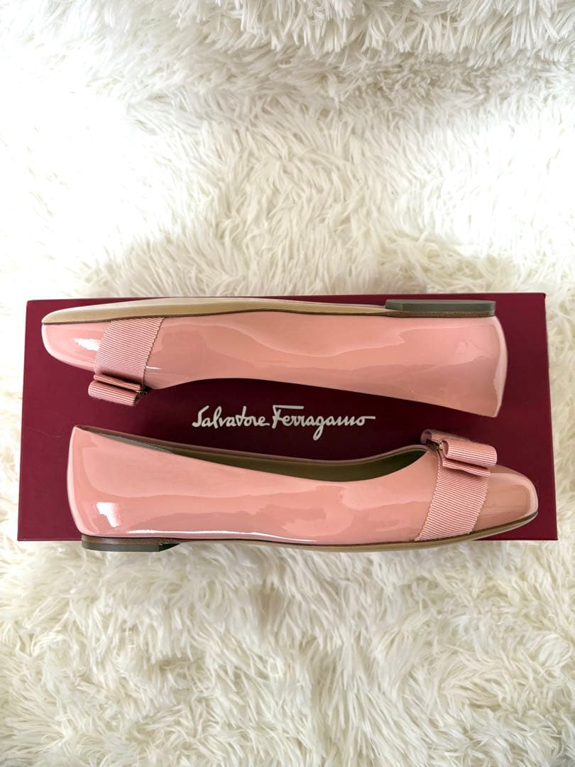 フェラガモ ヴァラリボン エナメル フラット パンプス YW 16286 箱付き