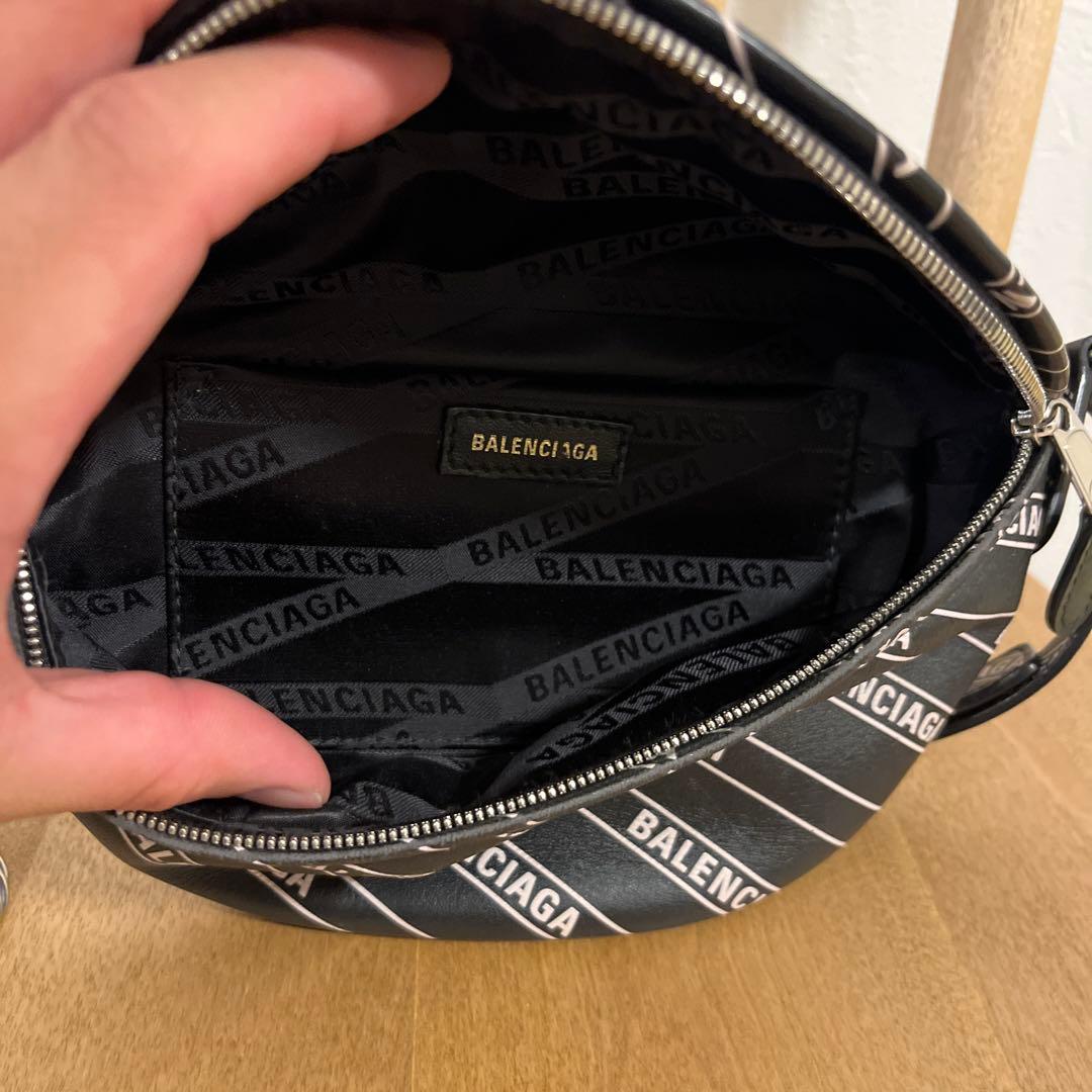 BALENCIAGA ボディバッグ ブラック ストライプ
