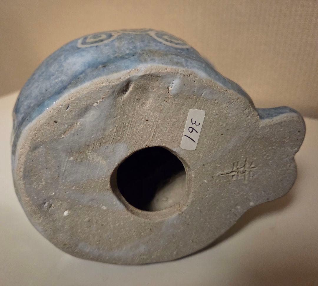 広瀬さちよ作 猫置物 唐草模様　陶器製 唐草模様 ブルー