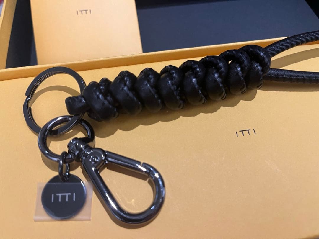 新品未使用　iTTi キーリング　本革　キーホルダー　チャーム