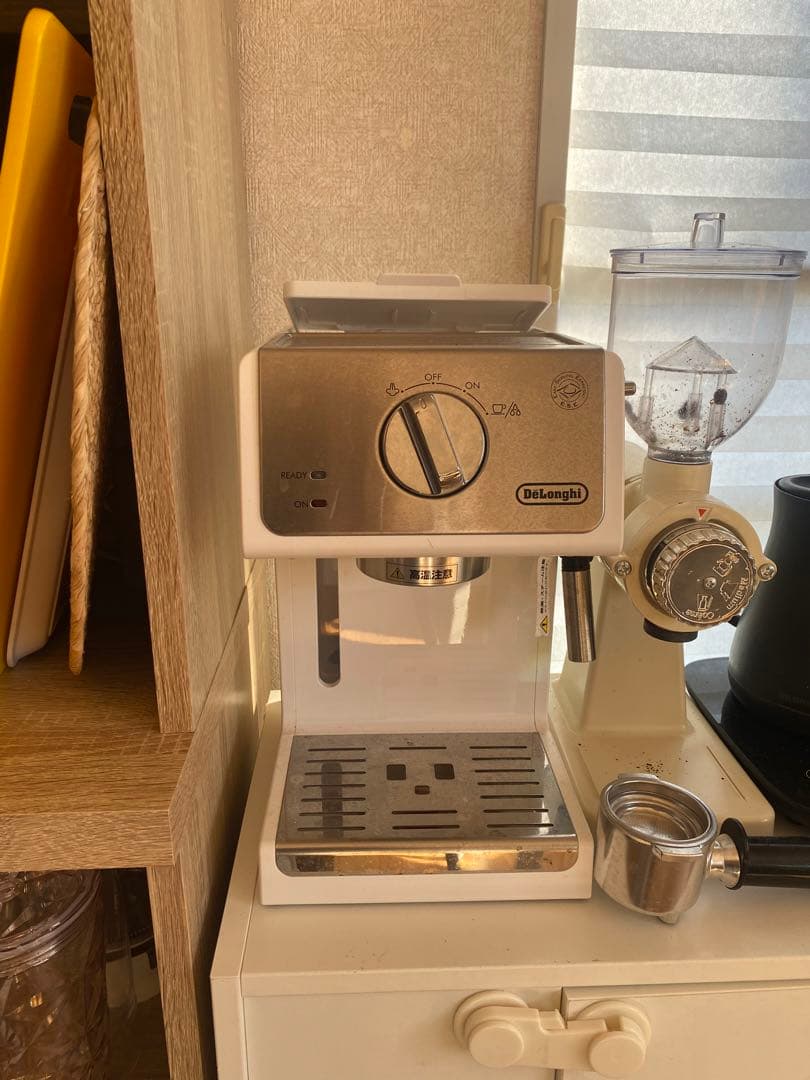 DeLonghi エスプレッソマシン ホワイト/シルバー