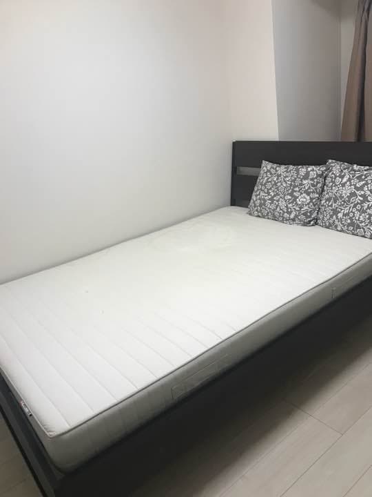 ダブルベッドマットレス付き