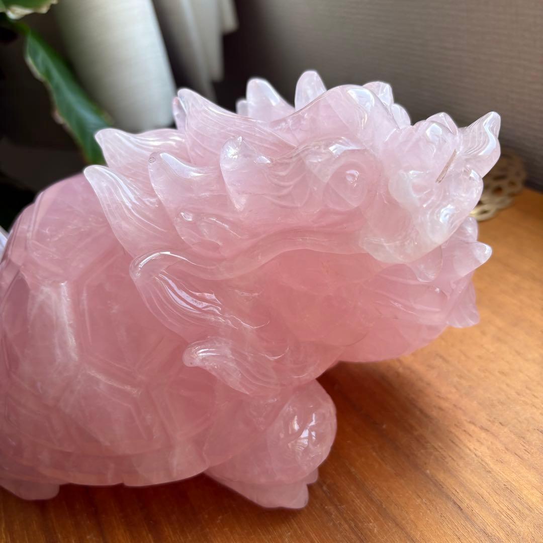 大型 高品質 マダガスカル産ローズクォーツ 龍亀（ロングイ） 置物2.45kg