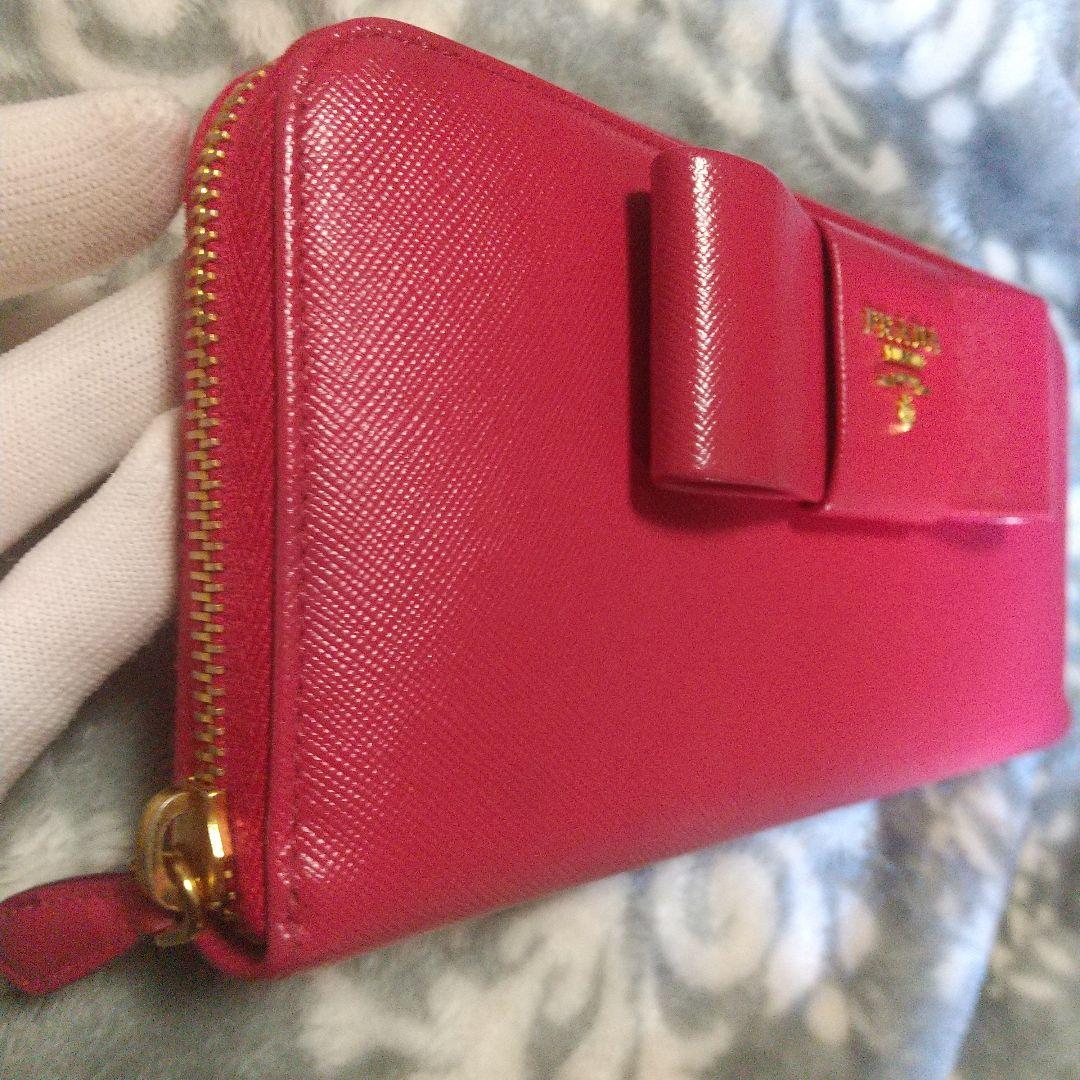 PRADA サフィアーノラウンドファスナーリボン付き長財布 レッド系