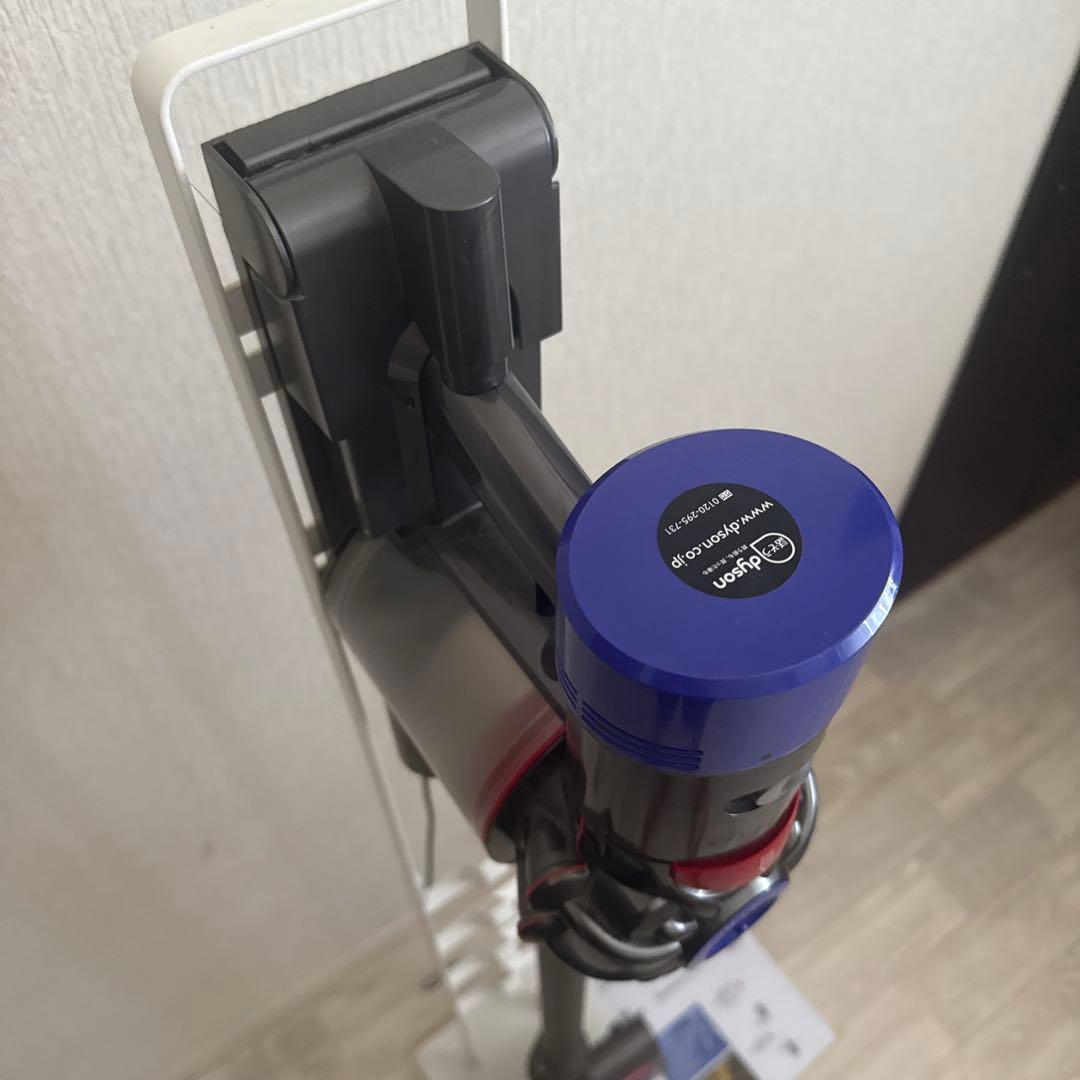 dyson スティッククリーナー 本体 壁掛け充電スタンド付き　V7 slim