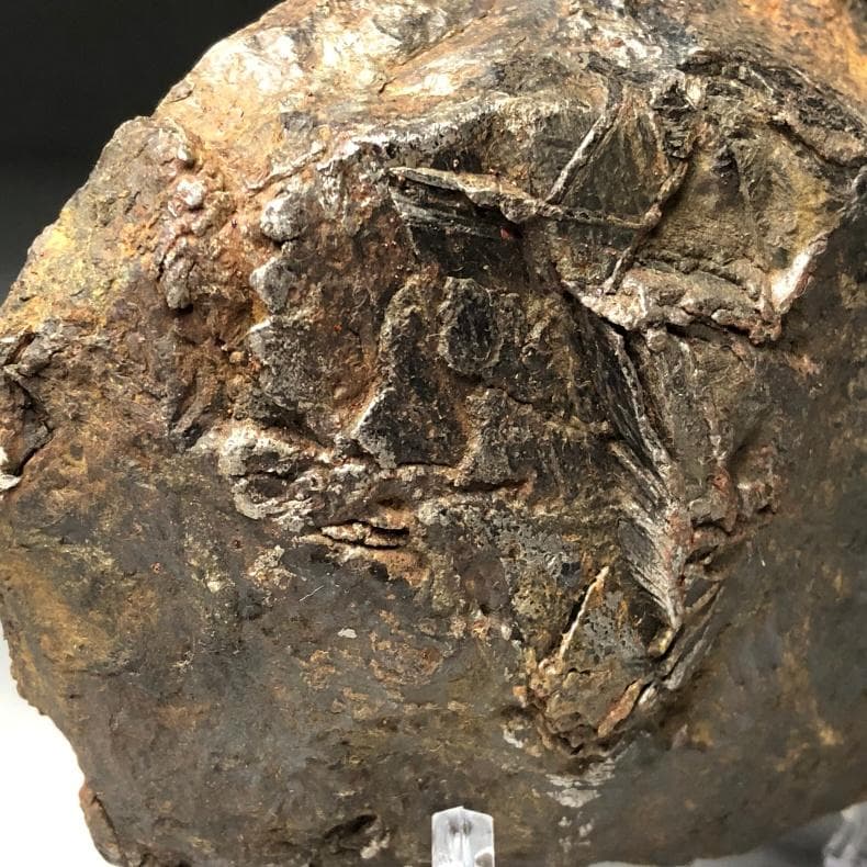 隕石 鉄隕石　アルタイ隕石　原皮付き　ナチュラル　原石　重さ約975ｇ　立て付き