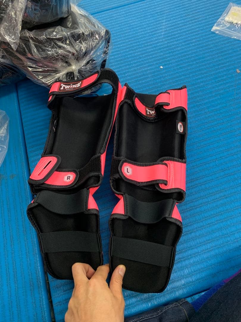 女性に人気 蛍光ピンク M 軽量 レガース ツインズ twins 脛当て