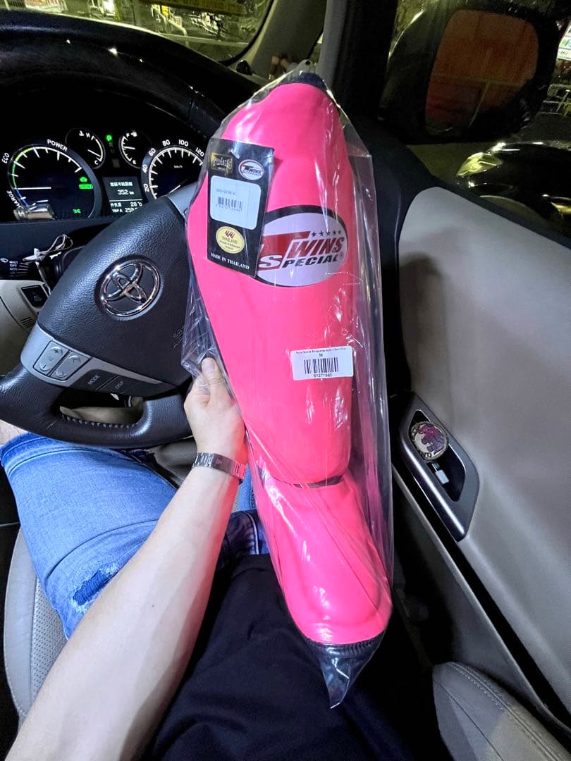 女性に人気 蛍光ピンク M 軽量 レガース ツインズ twins 脛当て