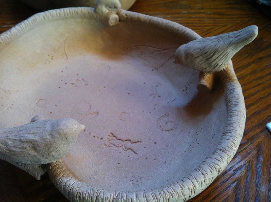 No.2 バードバス　餌台　：小鳥二羽、カタツムリ、カエル、カメ　焼き締め焼成