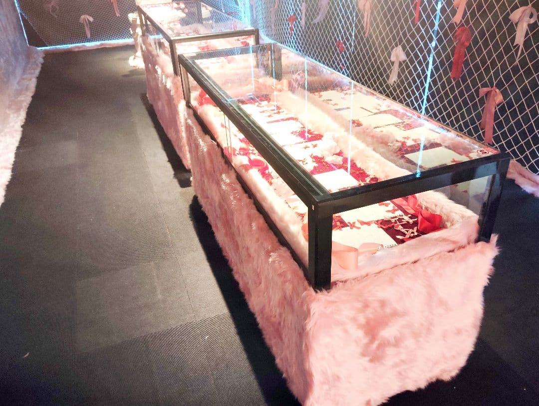 モコモコピンク展示ガラスケースファー160cmワイド2台照明有アイランドケース