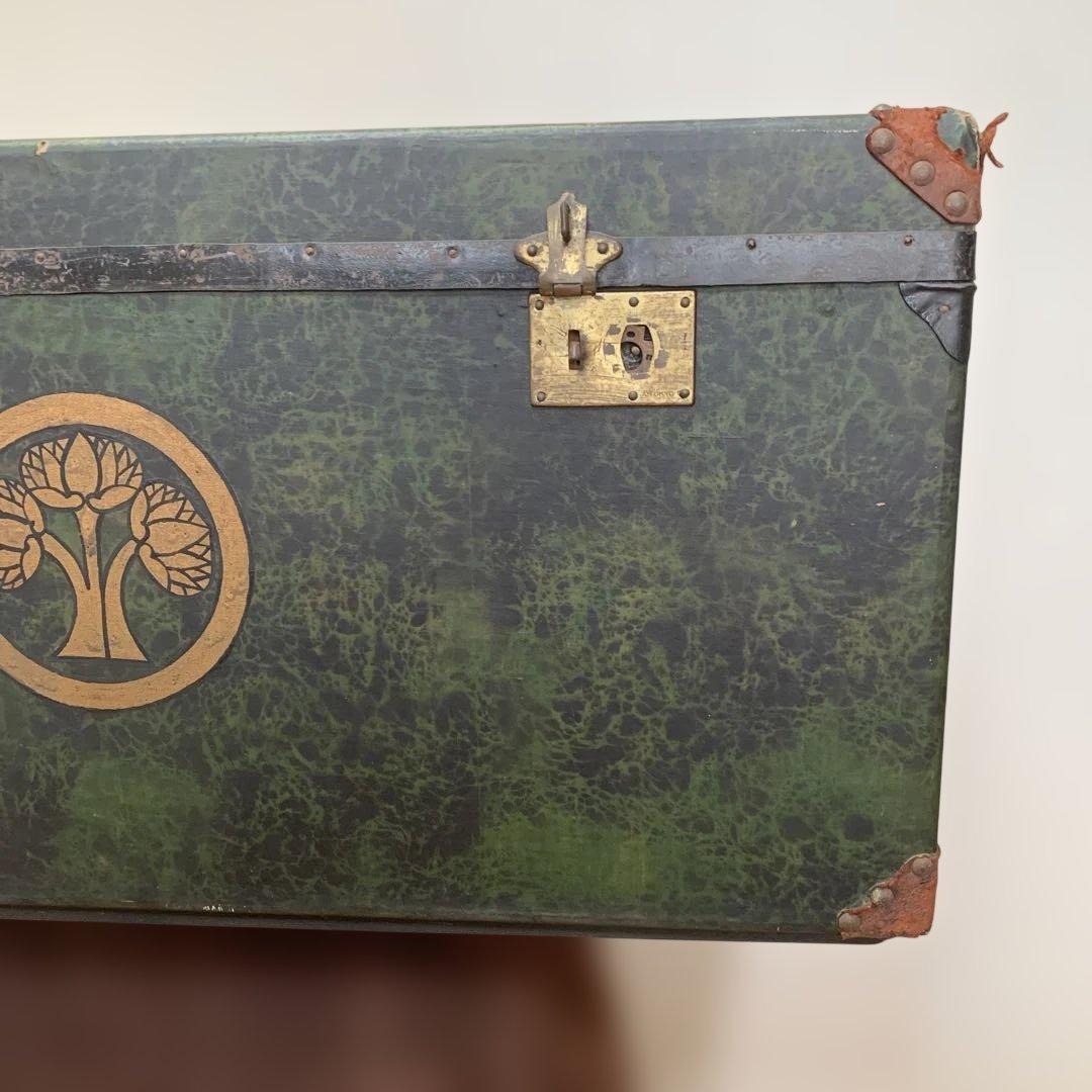 昭和レトロ/緑色の木製トランク 金色のエンブレム付き/収納箱/オブジェ/年代物