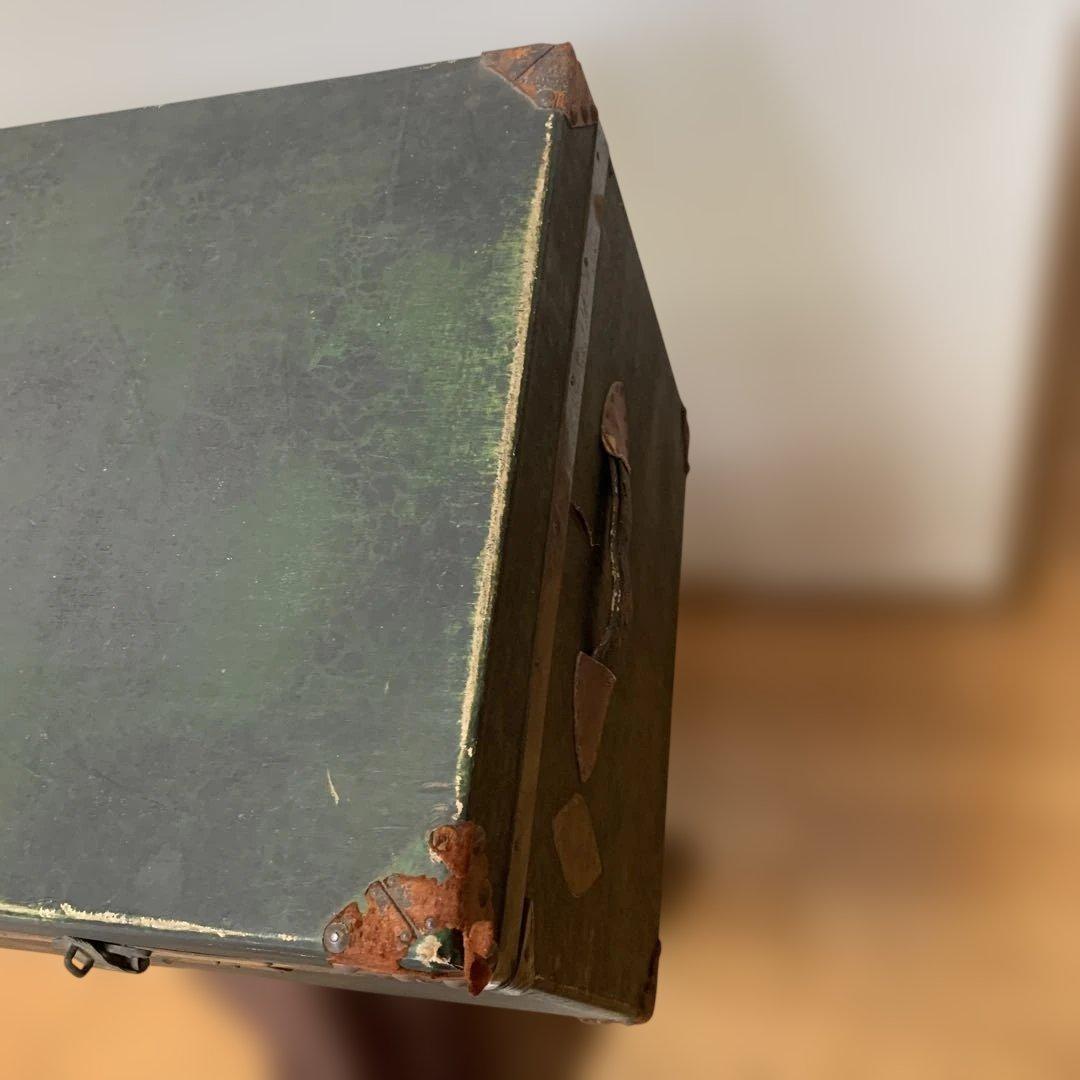 昭和レトロ/緑色の木製トランク 金色のエンブレム付き/収納箱/オブジェ/年代物