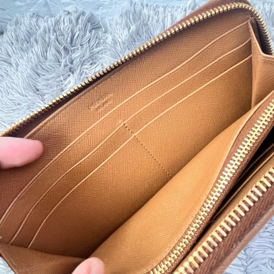 美品✨PRADA ラウンドファスナー　キルティング　長財布　メタルロゴ　キャメル