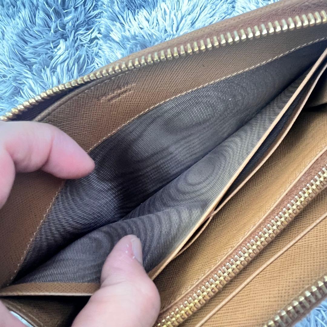 美品✨PRADA ラウンドファスナー　キルティング　長財布　メタルロゴ　キャメル