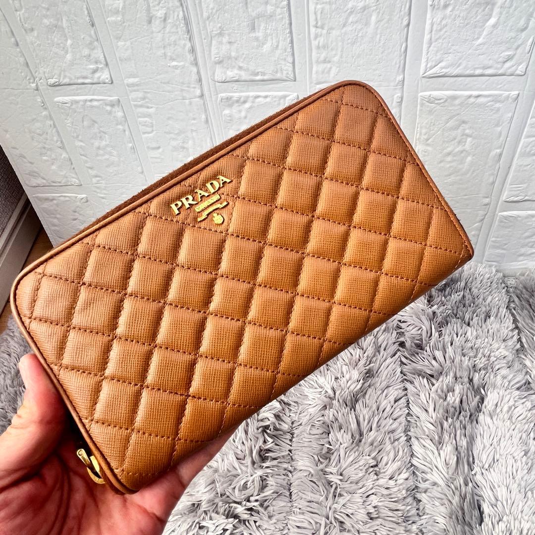 美品✨PRADA ラウンドファスナー　キルティング　長財布　メタルロゴ　キャメル