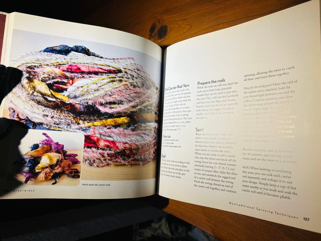 国内入手困難‼️糸紡ぎブックINTERTWINED アートヤーン　洋書　美品‼️