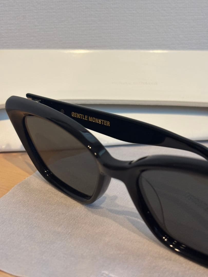 GENTLE MONSTER ブラック キャットアイ サングラス