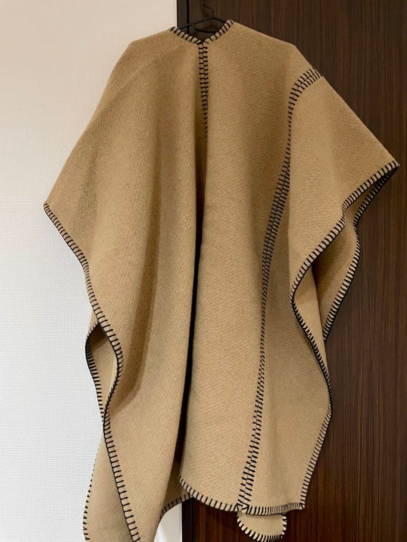 【MONCLER】 ロゴ入りポンチョ ベージュ