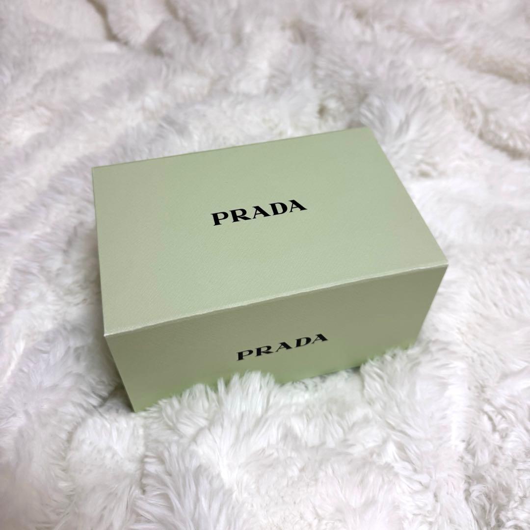 プラダ リップ クッションファンデ PRADA