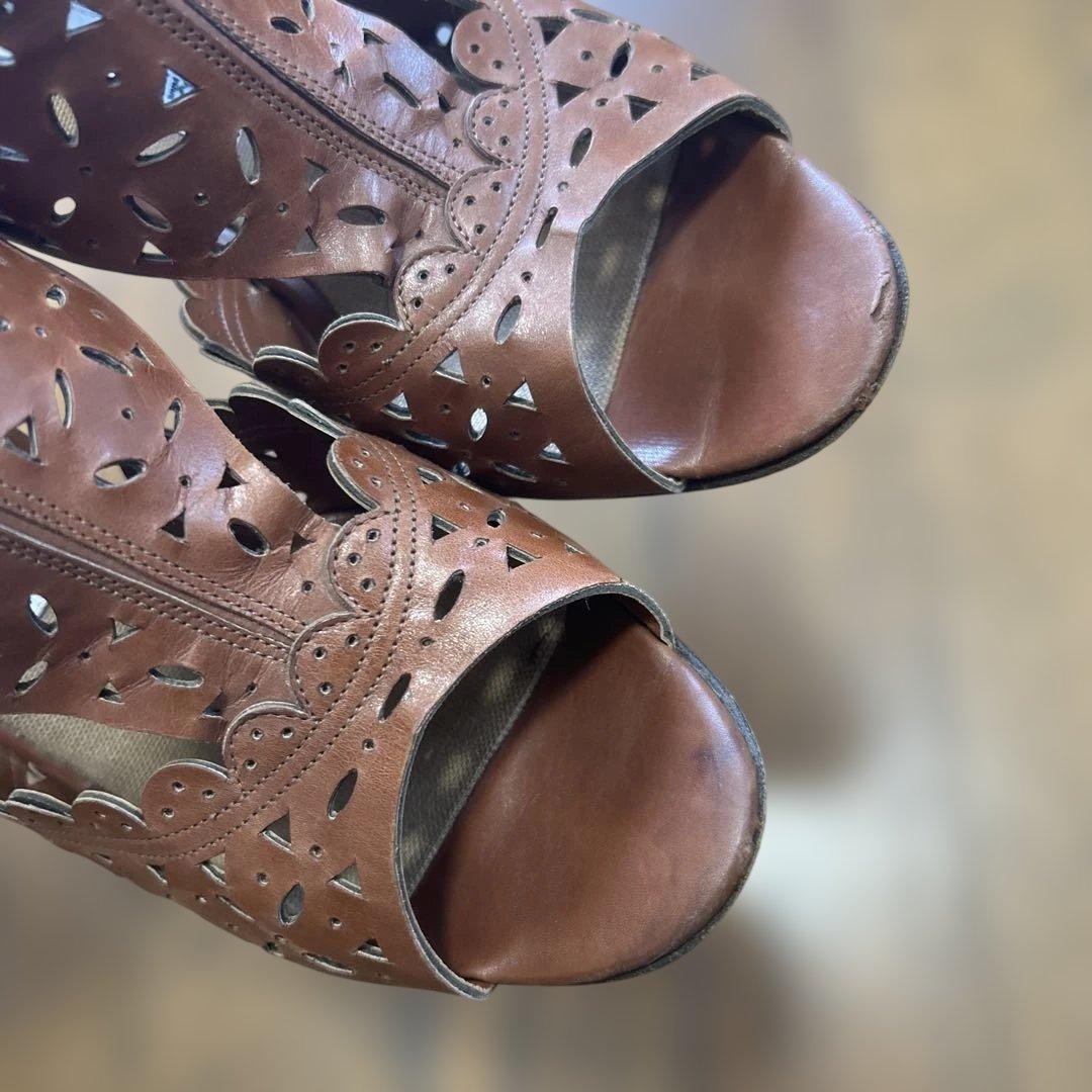 MANOLO BLAHNIK ブラウンカットアウトオープントゥサンダル