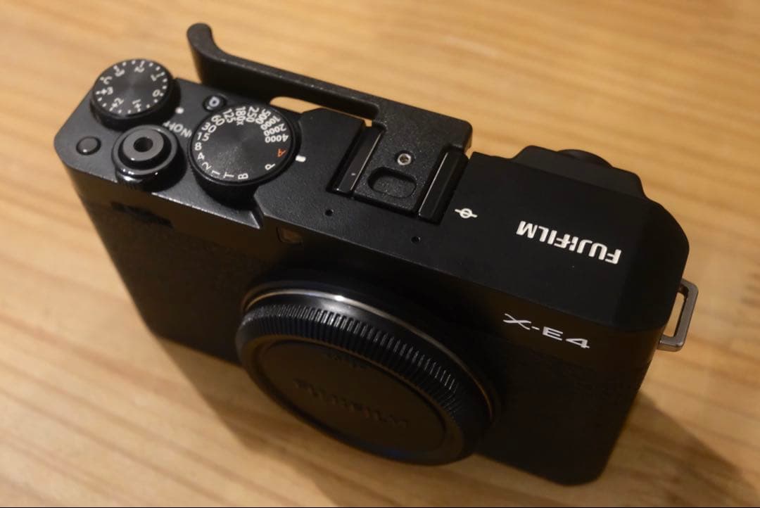 富士フイルム FUJIFILM X-E4 ミラーレスカメラ 本体 ブラック　黒