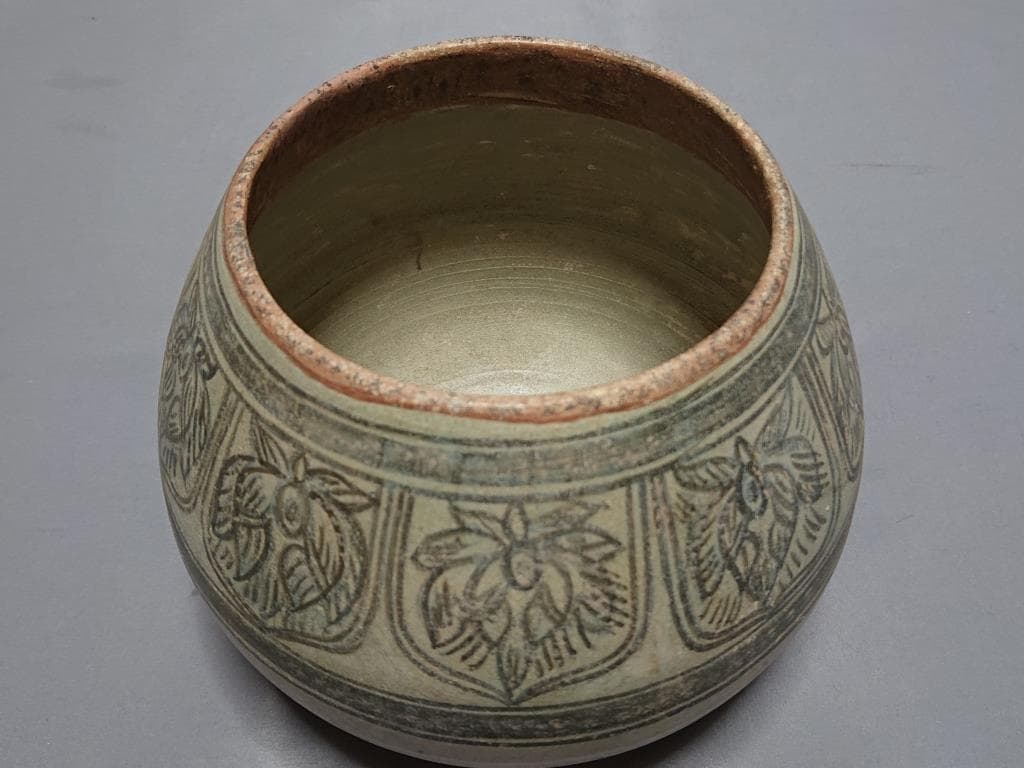 コレクター収集品　タイ　スワンカローク　鉄絵草花紋僧侶托鉢鉢　13～15世紀