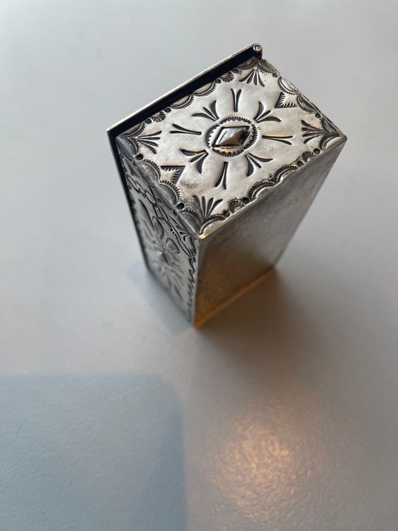 ナバホ族ジェリー・N・プラテロターコイズ付き銀製ボックス