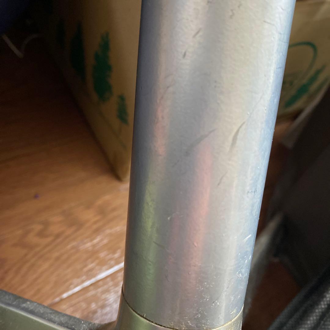 赤いファブリックアームチェア