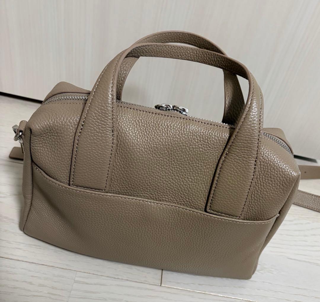 【ぎゅー】イアパピヨネ　スタッズボストンバッグ　トープ