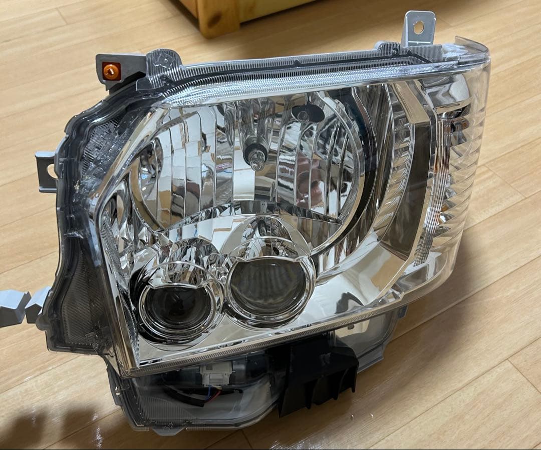 T*房様 新車外し　公道未走行　トヨタ　ハイエース200系純正LEDヘッドライト